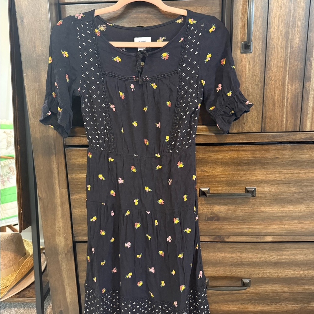 Old Navy Black Dress with Floral Accents Large Size 10-12